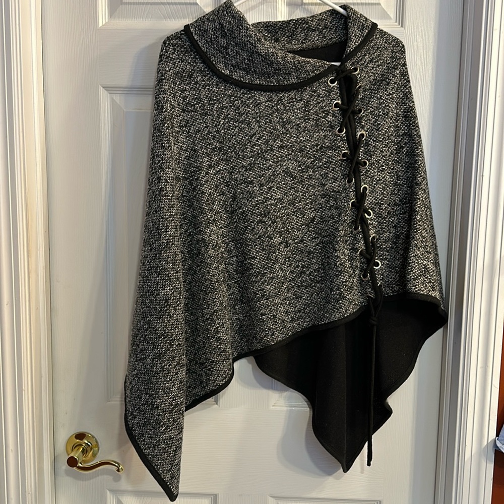 Women’s one size fits all black and white cape/shawl